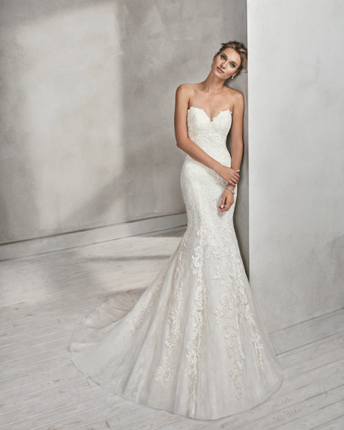 Mermaid-style lace wedding dress with sweetheart neckline.