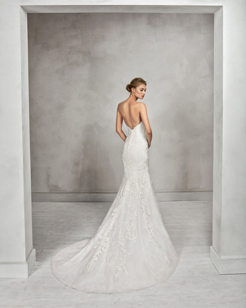 Mermaid-style lace wedding dress with sweetheart neckline.