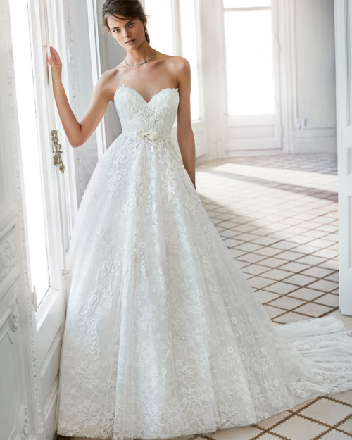 A-line lace wedding dress with sweetheart neckline.