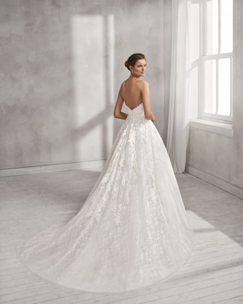 A-line lace wedding dress with sweetheart neckline.