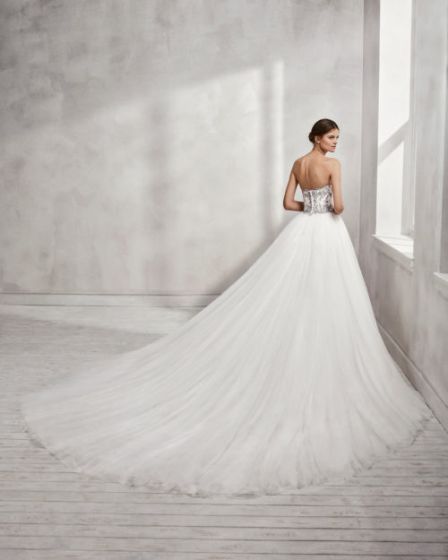 Princess-style lace wedding dress with sweetheart neckline and full tulle skirt, in natural/silver and natural.