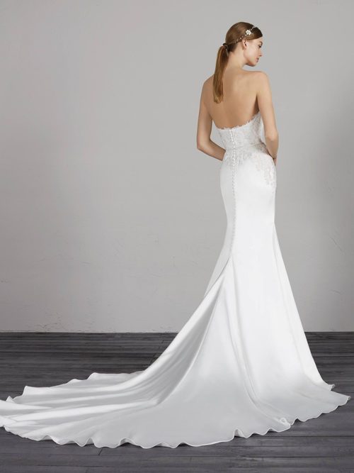 Lovely-wedding-dress-with-sweetheart-neckline. A design intended for and inspired to slim the silhouette and create an extremely sexy and sensual profile using the low waist and lace details
