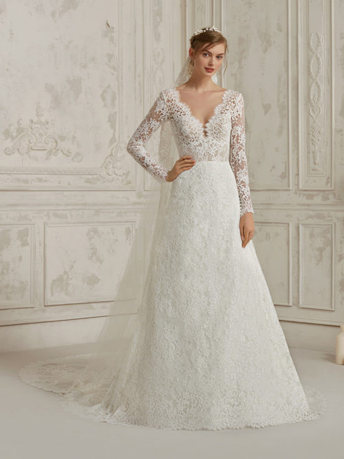 Sensuality and romanticism, elegance and seductiveness. Concepts that prevail and blend together in a spectacular design with a lace princess skirt with a natural waist and a bodice with v-neck, v-back and long sleeves.