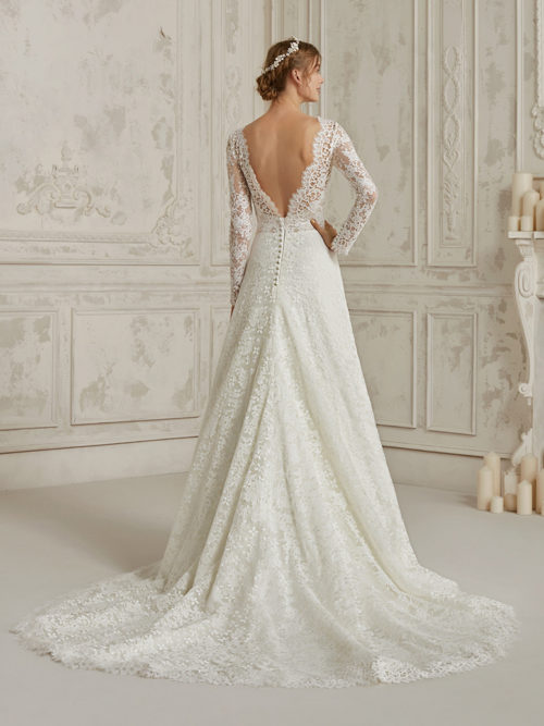 Sensuality and romanticism, elegance and seductiveness. Concepts that prevail and blend together in a spectacular design with a lace princess skirt with a natural waist and a bodice with v-neck, v-back and long sleeves.