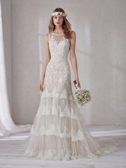 The most romantic seductiveness and the most delicate fabrics take centre stage in this spectacular evasé design. A dress that slims the silhouette to the maximum by enhancing femininity using illusions and the floral nuances of the lace. A design with low waist, bateau neckline and scoop back.