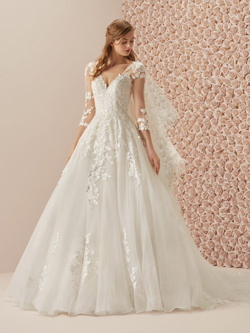 Marvellous A-line dress, in organza with floral embroidery. A fairytale dress that combines the skirt with low waist with a suggestive v-neck, matching the back, and 3/4 sleeves in illusion tulle and embroidered appliqués.