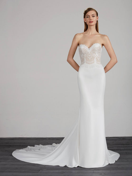 Marvellous mermaid dress with two-piece effect crafted from a crepe skirt with low waist and a lace and beaded bodice. A sexy and very feminine dress that enhances the sweetness of the neckline and the shoulders with a sensational sweetheart neckline.