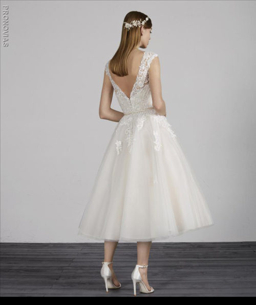 Inspired in ballet tutus, this spectacular short design combines the fullness of the skirt with the seductiveness of the close-fitting bodice. A design with a tulle and lace skirt with a natural waist that blends with a lace bodice and the v-neck and back. A very slender waistband outlines the waist to slim it.