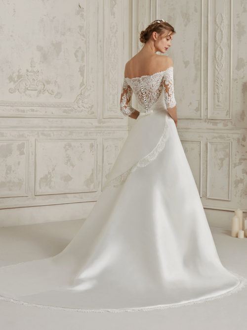 Spectacular princess dress with mikado skirt, with natural waist, wrap effect and lace edges that blend with an off-the-shoulder neckline with illusions that combine perfectly with sensual 3/4 sleeves.