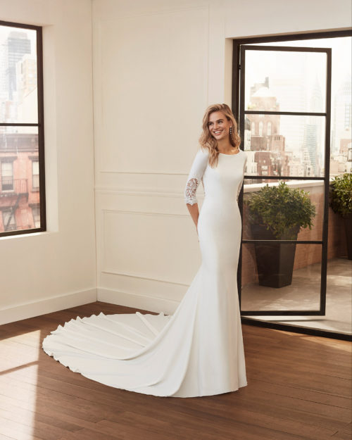 LARINE Mermaid-style wedding dress in stretch crepe with body-shaping lining, three-quarter sleeves, beading and lace back.