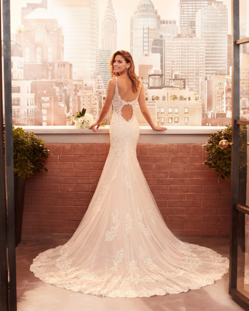LENOX Mermaid-style wedding dress in lace and dot tulle with beading, sweetheart neckline and back with round opening.